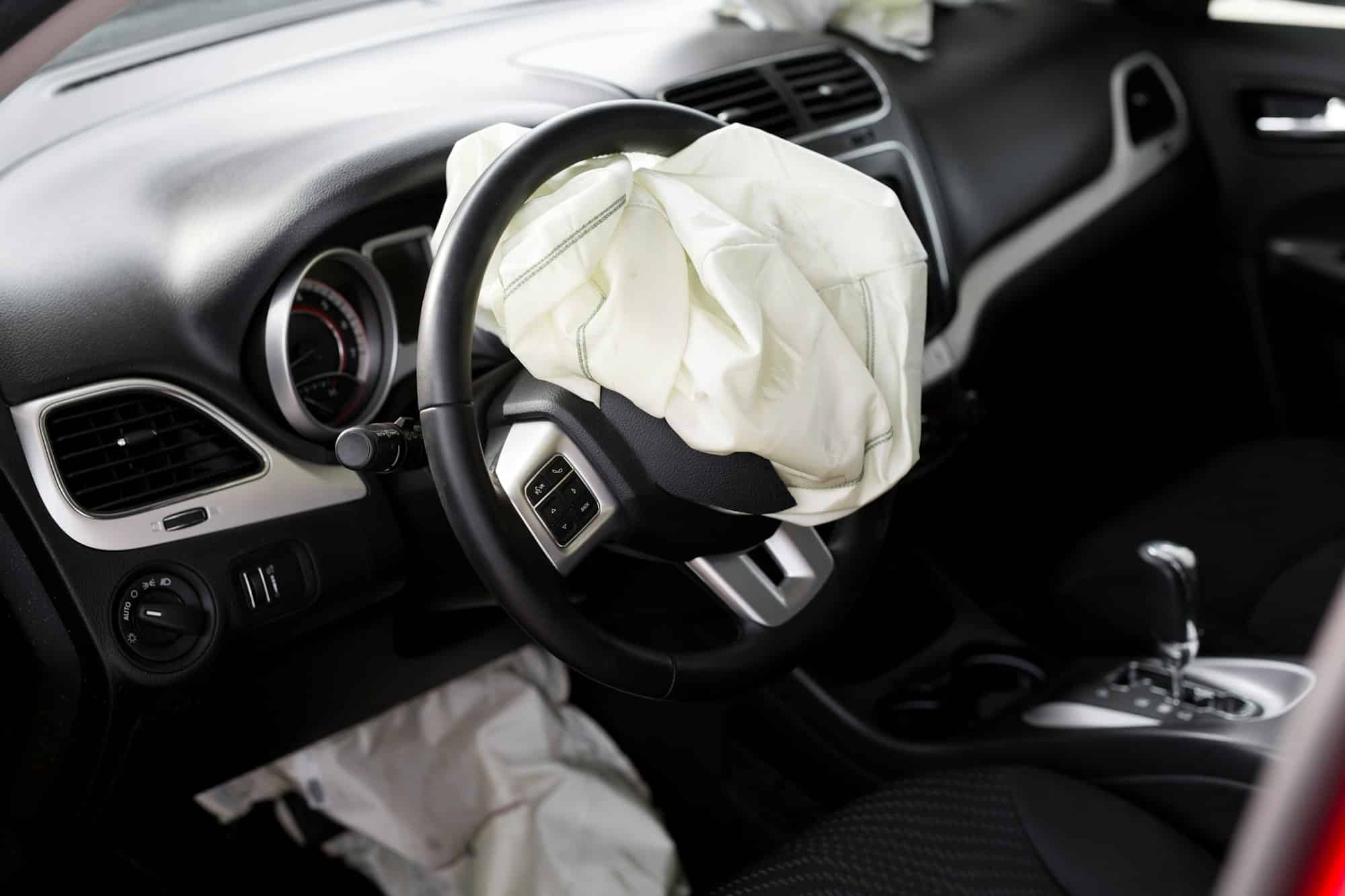 Les airbags pour genoux sont-ils efficaces pour réduire les blessures lors d’accidents frontaux?